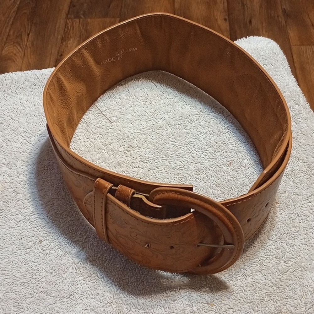 Wide Tan Leather Women's Belt with Round Buckle
